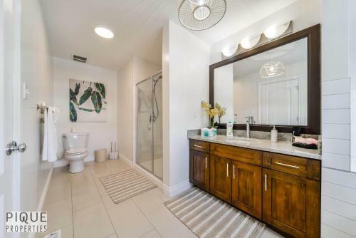 Villa New, 3bdrm Tropical Oasis, Central, Garage, Fireplace, Wifi!