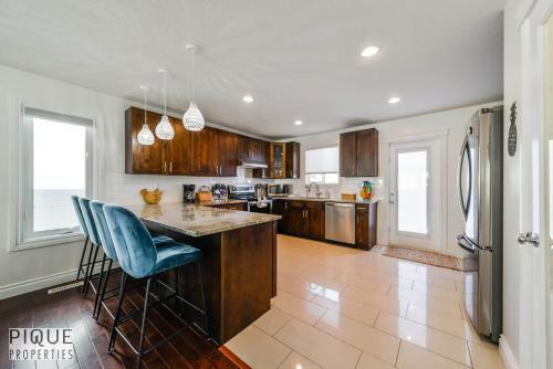 Villa New, 3bdrm Tropical Oasis, Central, Garage, Fireplace, Wifi!
