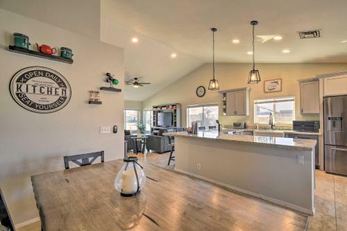 Glendale Escape With Patio, Walk To Westgate!