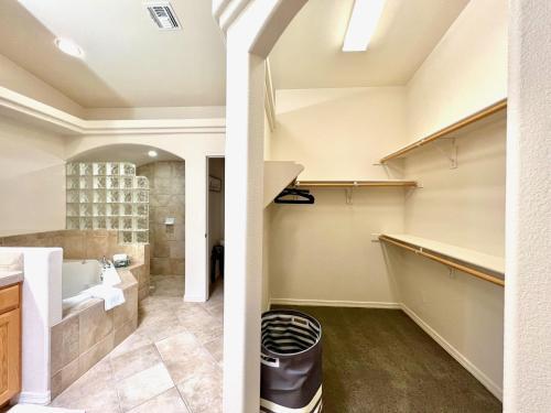 Garage & Driveway Boat Parking/ Views/sleeps 8