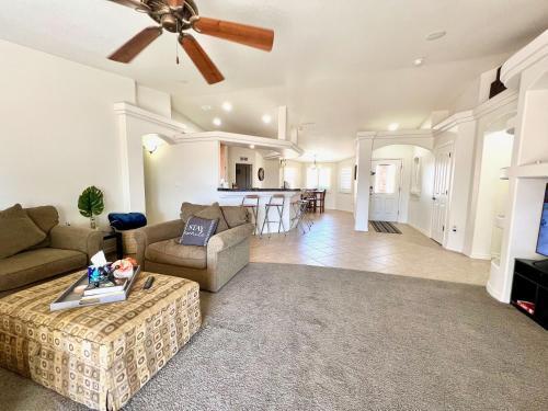 Garage & Driveway Boat Parking/ Views/sleeps 8