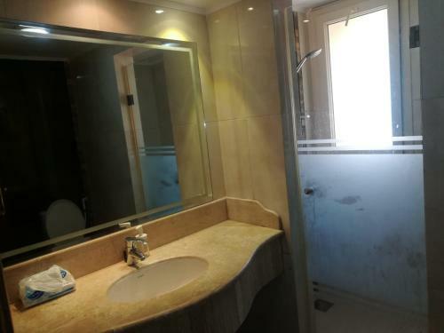 Luxurious 8 Master-bedroom Villa Overlooking Large Lake Marina 4