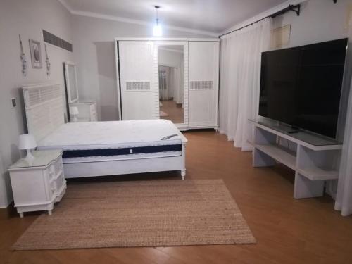Luxurious 8 Master-bedroom Villa Overlooking Large Lake Marina 4