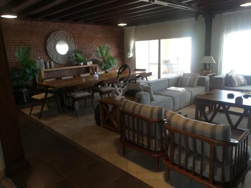 Luxurious 8 Master-bedroom Villa Overlooking Large Lake Marina 4