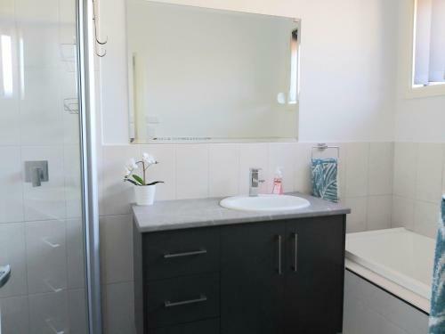 Lovely Modern 3br 2bth Beachside Home