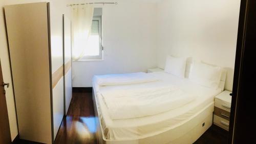 Apartments By The Sea Makarska - 16650