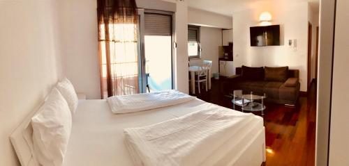 Apartments By The Sea Makarska - 16650