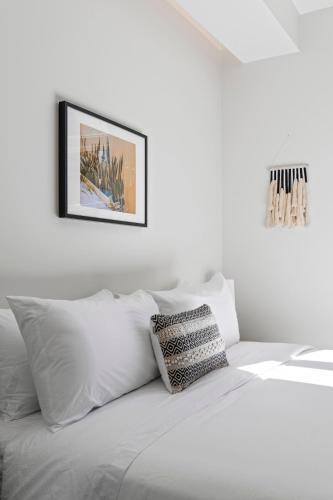 Art-inspired Modern Living - Balcony - Espadinlohi