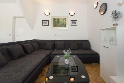 Apartment Mate