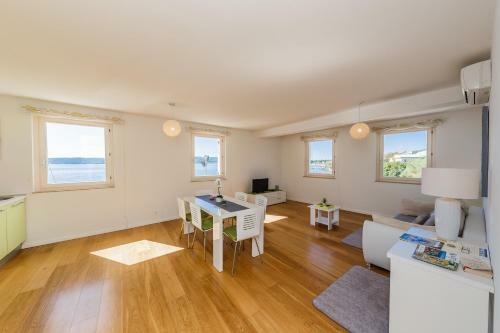 Beachfront Apartment Nehaj Kastel