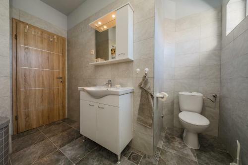 Cosy Apartment With Outdoor Pool, Close To Beachfront