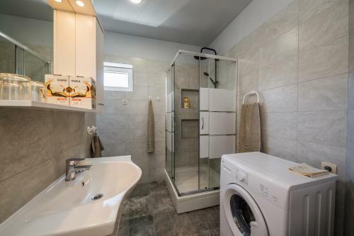 Cosy Apartment With Outdoor Pool, Close To Beachfront