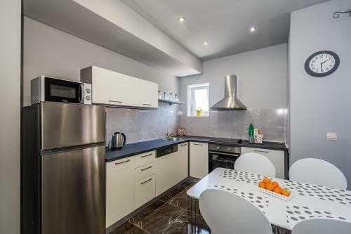 Cosy Apartment With Outdoor Pool, Close To Beachfront