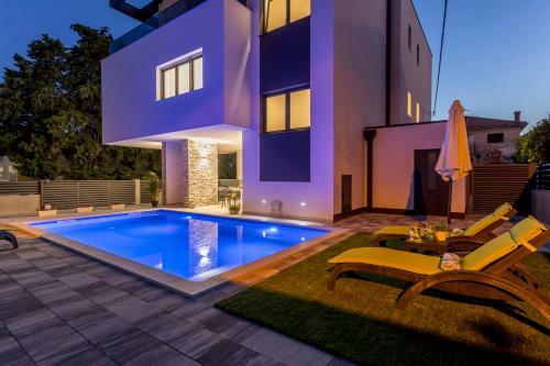 Villa Ema Kastela With Private Heated Pool