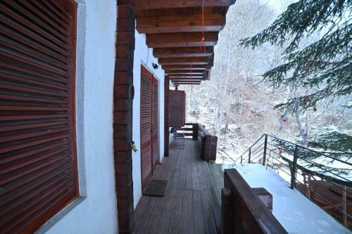 Cabana Satic Piatra Craiului La Doi Viermi