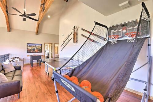 Lavish Cabin With Great Indoor And Outdoor Space!
