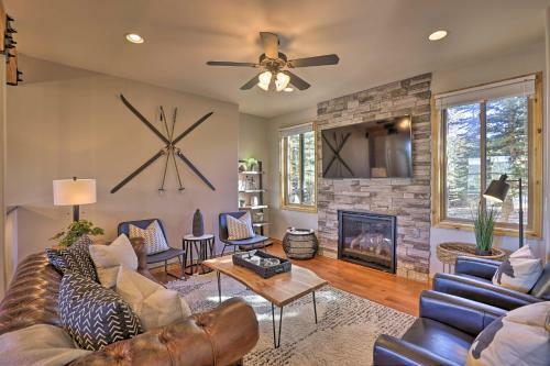 Lavish Cabin With Great Indoor And Outdoor Space!