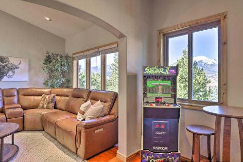 Lavish Cabin With Great Indoor And Outdoor Space!