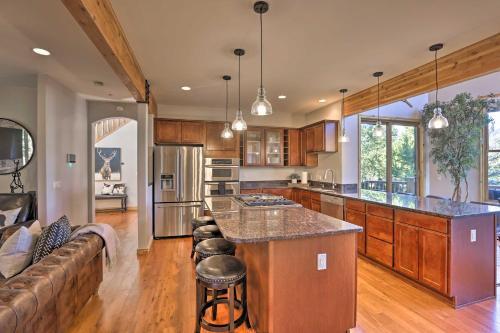 Lavish Cabin With Great Indoor And Outdoor Space!