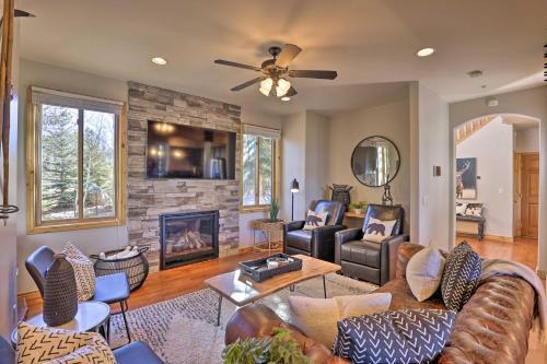 Lavish Cabin With Great Indoor And Outdoor Space!
