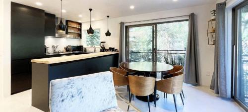 Downtown Modern Creekside By Exceptional Stays