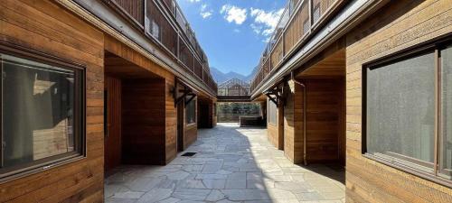 Downtown Modern Creekside By Exceptional Stays