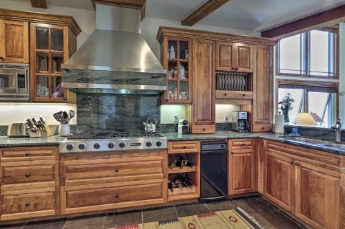 Upscale Ski-in And Ski-out Escape With Deck And Grill