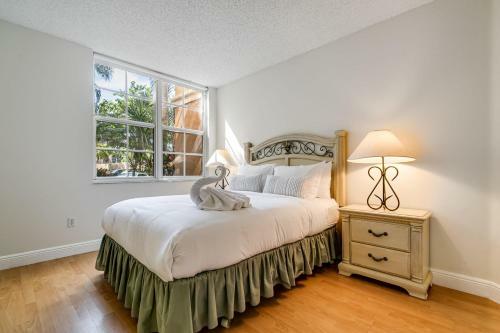 Luxury Aventura Condo By The Water!
