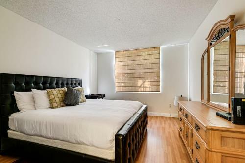 Luxury Aventura Condo By The Water!