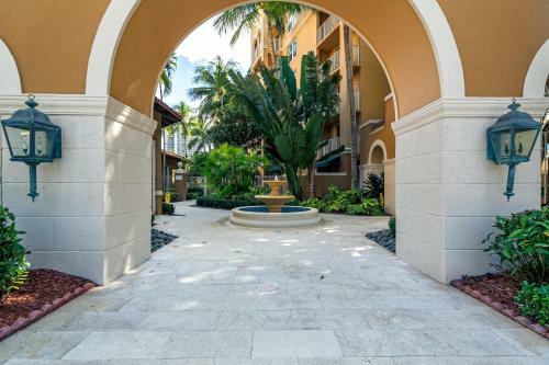 Luxury Aventura Condo By The Water!