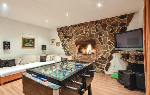 Four-bedroom Holiday Home In Otok Dalmatinski