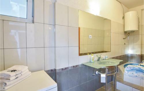 Four-bedroom Holiday Home In Otok Dalmatinski