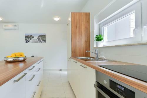 New! Beachfront Villa Klaudija, Suko?an