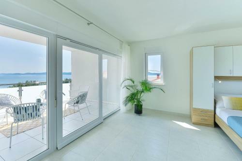 New! Beachfront Villa Klaudija, Suko?an