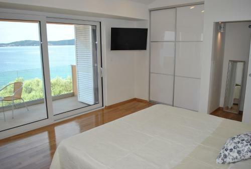 Direct Seafront Villa