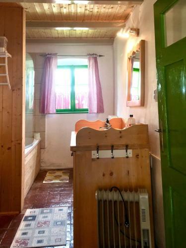 Bed & Breakfast Lovely Old Transylvanian Cottage, Room 1