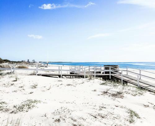 Stylish 3 Bedroom Apartment Close To The Beach