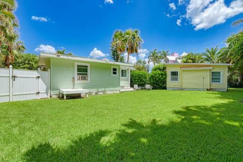 Cottage Haven-one Minute Walk To The Beach-private Yards-keyless Locks