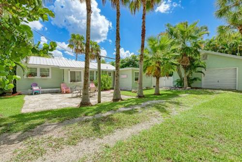 Cottage Haven-one Minute Walk To The Beach-private Yards-keyless Locks