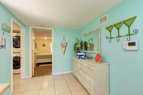 Cottage Haven-one Minute Walk To The Beach-private Yards-keyless Locks