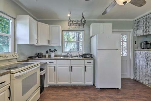 Cozy Crystal Beach Cottage Walk To Shoreline