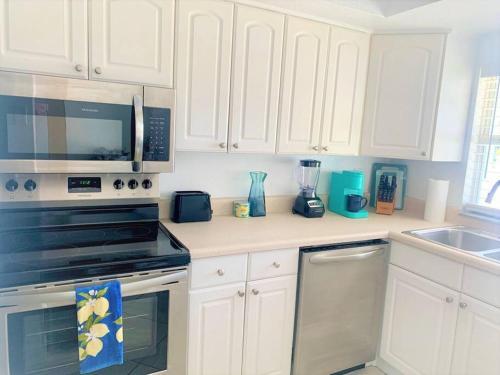 Bright And Beachy 2bed 1bath Home - Unit 210