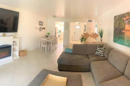 Bright And Beachy 2bed 1bath Home - Unit 210
