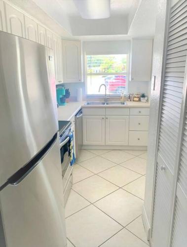 Bright And Beachy 2bed 1bath Home - Unit 210