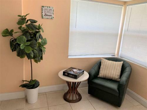 Central Location - Delray Downtown And Only 1 Mile To Beach