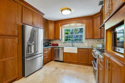 3b Allure W/heated Pool & Jacuzzi, 5min To Beach!