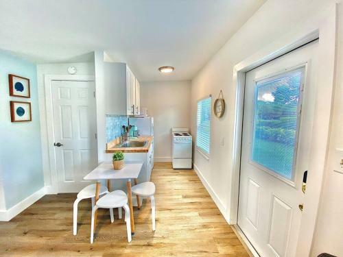 New! The Cutest Tiny Home W/ Pool. Couples Retreat