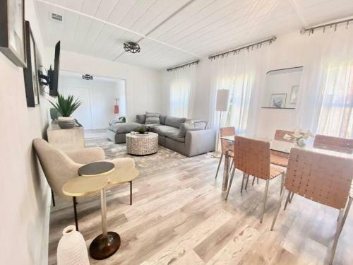 2-3bed/1b Cottage* Great Location, Private Yard, Parking