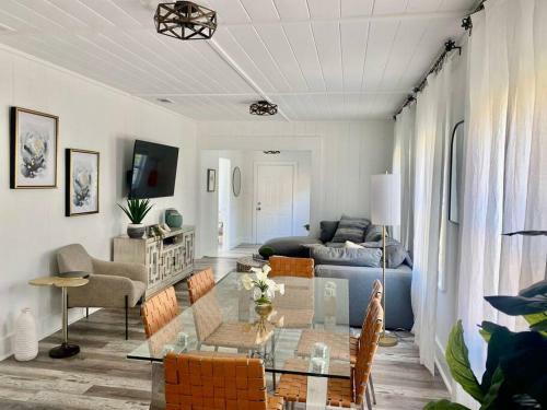 2-3bed/1b Cottage* Great Location, Private Yard, Parking