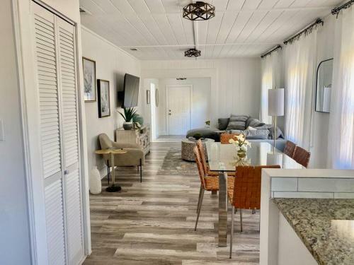 2-3bed/1b Cottage* Great Location, Private Yard, Parking